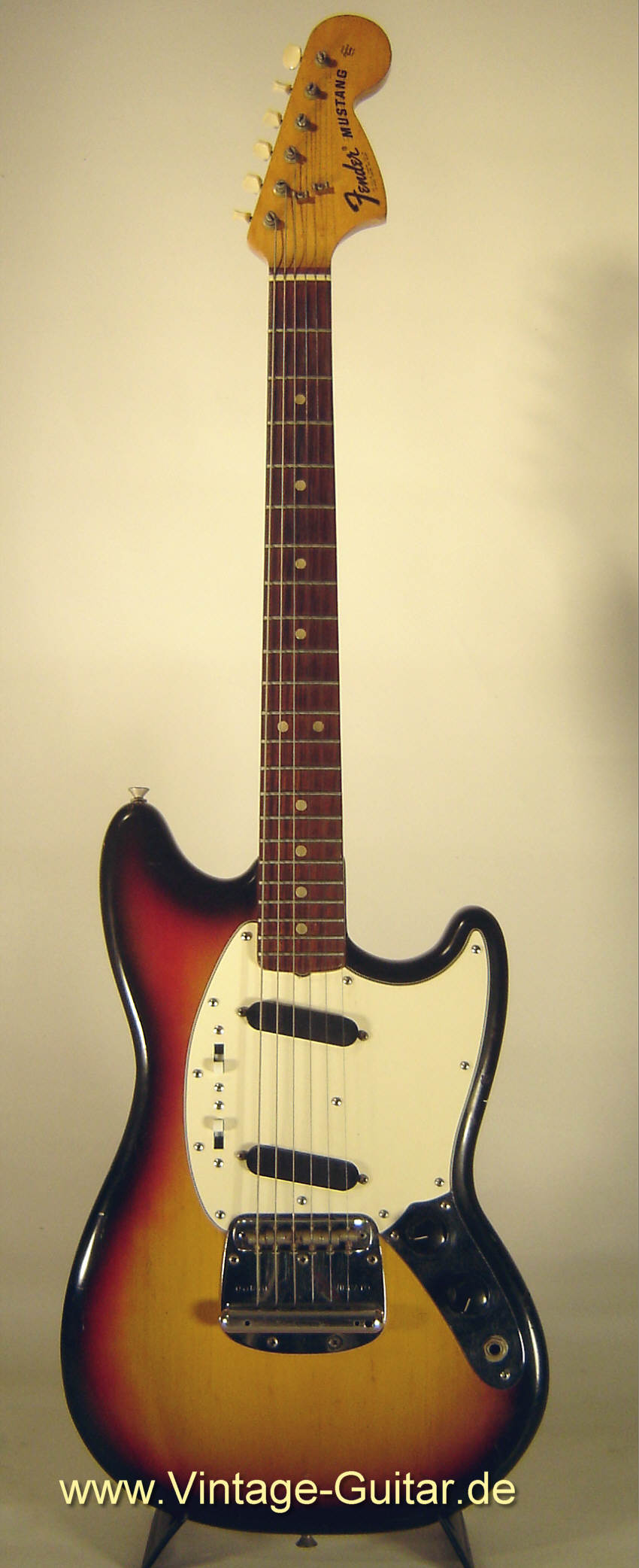 Fender Mustang 1973 sunburst 1.jpg